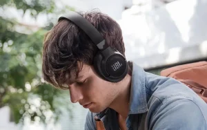 Man using Bluetooth-Noise-Cancelling-Headphones-Noise-Cancelling-Pure-Bass-headset-Gaming-Sports-headphone- smart devices